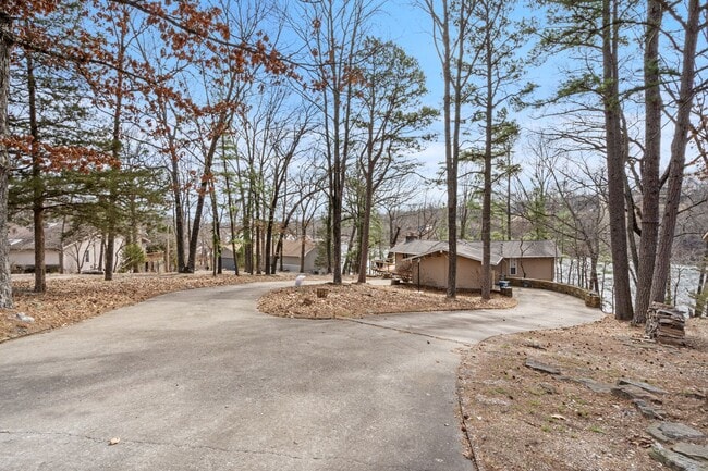 Building Photo - Beautiful Lakefront Property in Bella Vista!