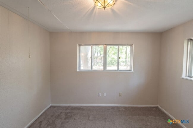 Building Photo - 409 Oak St