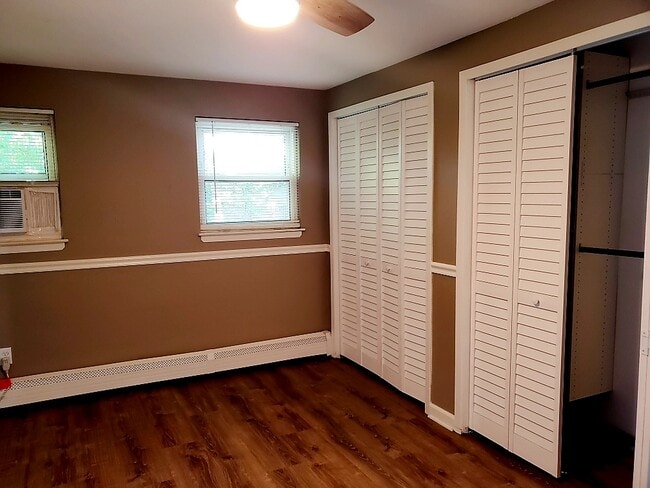 King size bedroom - 928 Bay Shore Ave