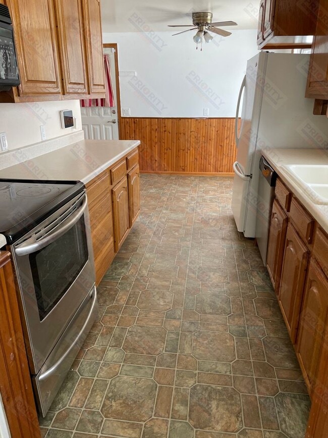 Building Photo - 208 E Sunset Dr