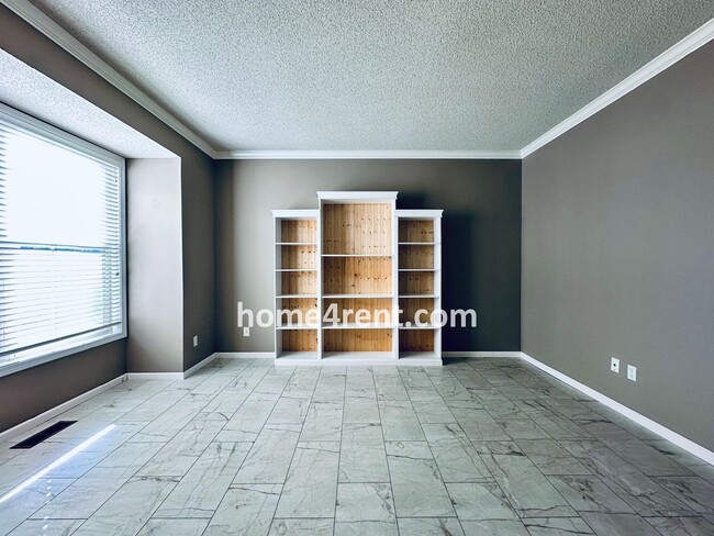 Building Photo - Elegant Cul-de-Sac Retreat with 5th Bedroo...