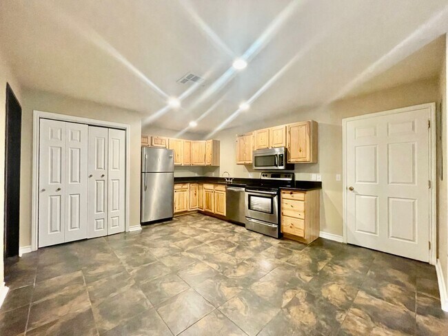 Foto del edificio - Walk to campus! Walk downtown! Fenced yard! Flat Rate Utilities!