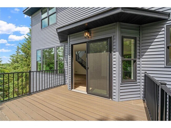 Building Photo - 1471 Kings Crest