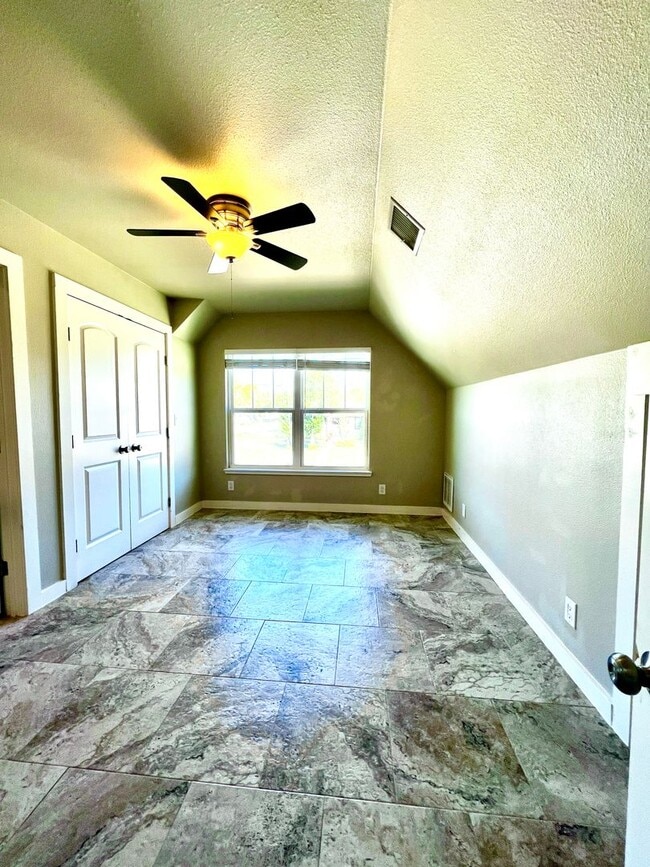 Building Photo - Riverside Bungalow