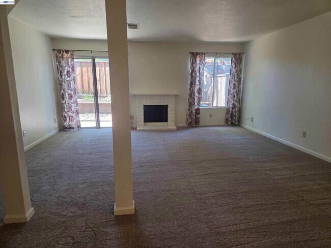 Foto del edificio - 7596 Silvertree Ln