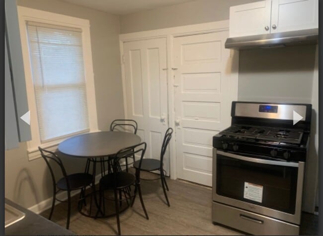 Building Photo - Beautiful 2 Bedroom 1 Bathroom Carriage Ho...