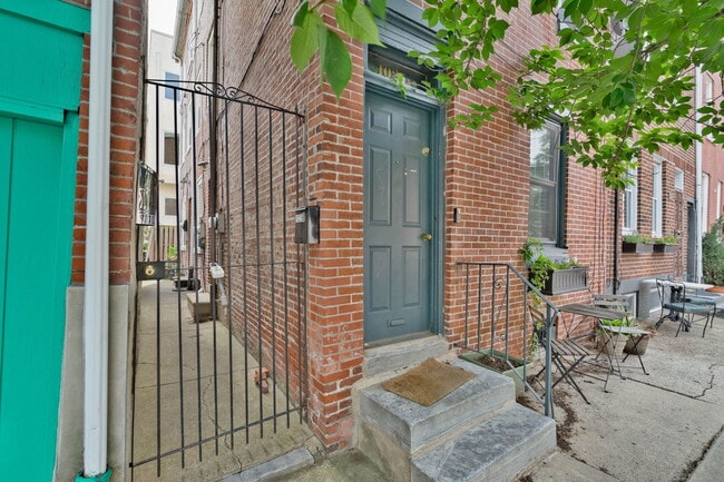 Building Photo - 1025 N Lawrence St