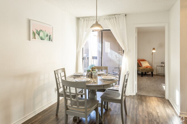 2BR, 2BA - 920SF - Mueller Flats Apartments