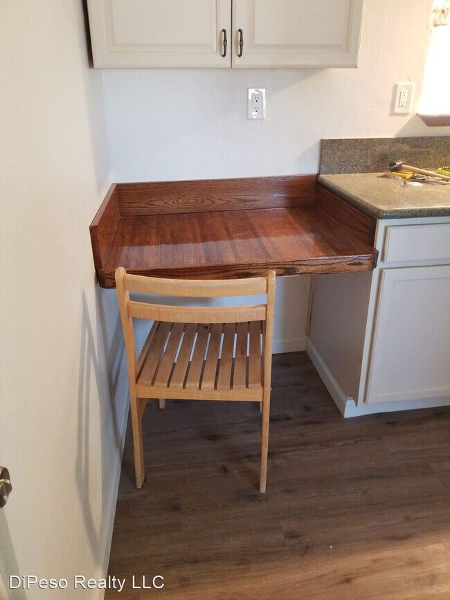 Foto del edificio - Studio, 1 bath House - 300 E 2nd St.