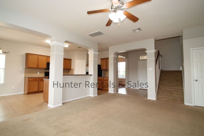 Foto del edificio - Heights Two-Story!
