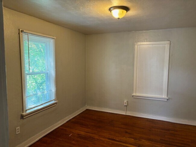 Building Photo - 2 Bedroom