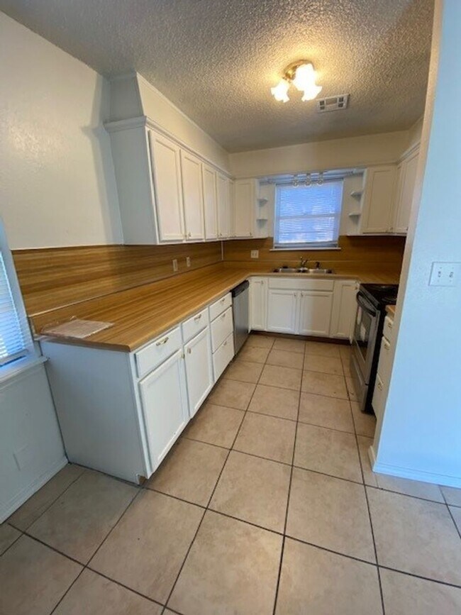 Building Photo - 3 Bed 1.5 Bath Home in Tulsa! (38th & Garn...