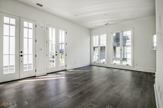 Foto del edificio - 135 Carlyle Ln