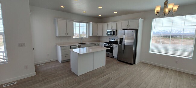 Building Photo - GET $500 OFF THE FIRST MONTHS RENT!!!!