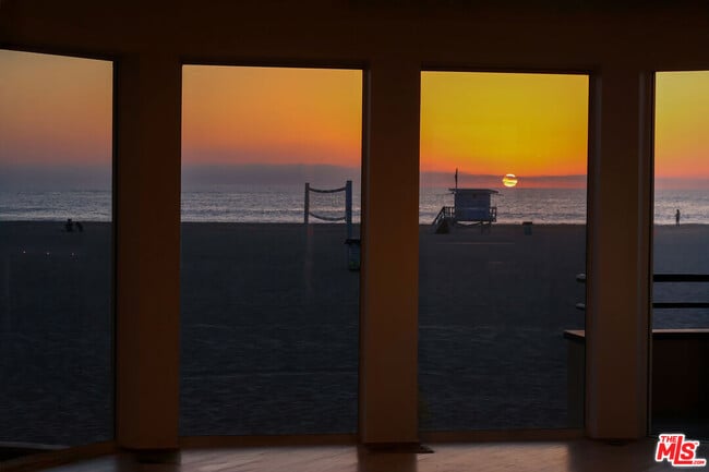 Foto del edificio - 3505 Ocean Front Walk