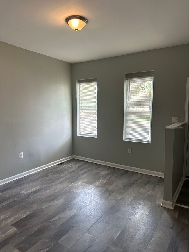 Building Photo - Spacious Home Available for Rent! W/D! Fro...