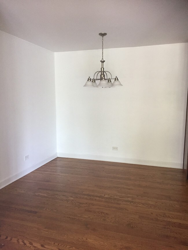 Dining area - 9601 W Golf Rd