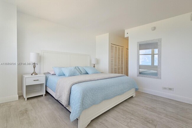 Foto del edificio - 5601 Collins Ave