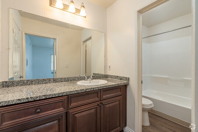 1 habitación, 1 baño - 594 pies cuadrados - Baño - El Conquistador Apartments
