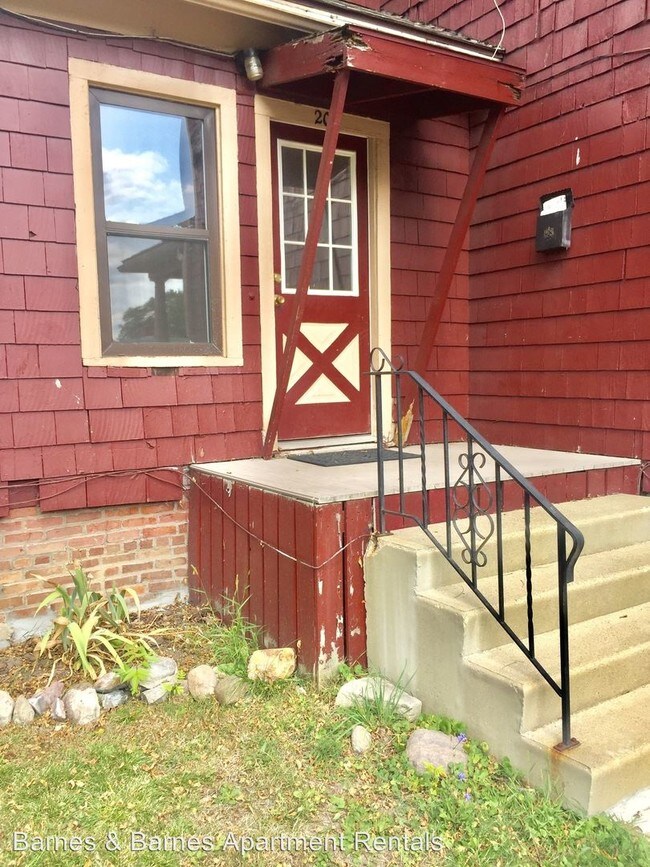 Building Photo - 207 Maple St