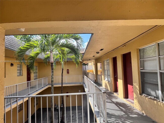 Foto del edificio - 6840 Pembroke Rd