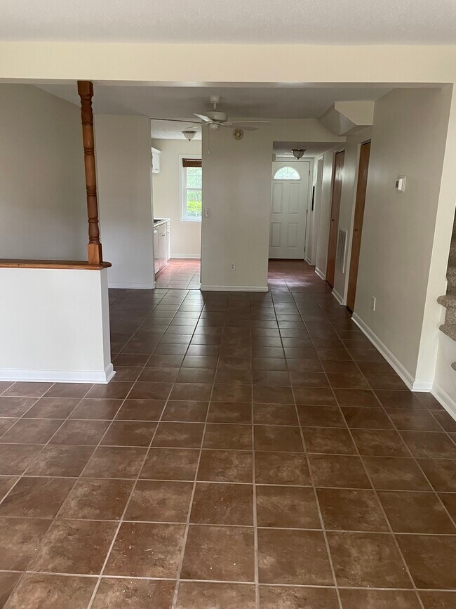 Sala de estar con vista al comedor, cocina y entrada. - 109 Heritage Cir