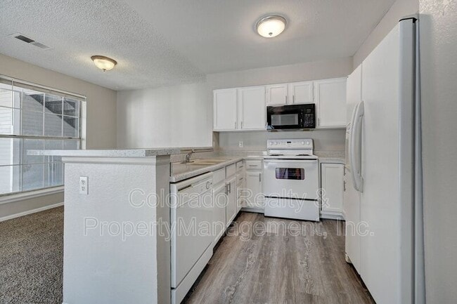Foto del edificio - 4460 S Pitkin St