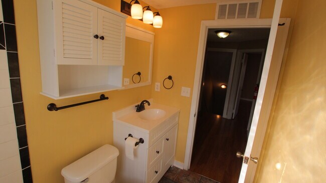 2nd floor full bath - 1206 B Keller Ave