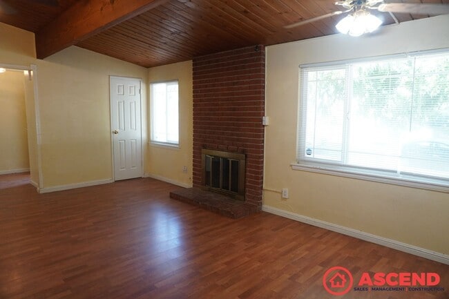 Foto del edificio - Spacious home located In Northeast Bakersf...