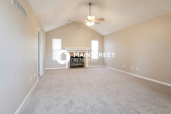 Foto del edificio - 3 Bedroom Pet-Friendly Home in Lees Summit, MO with Main Street Renewal