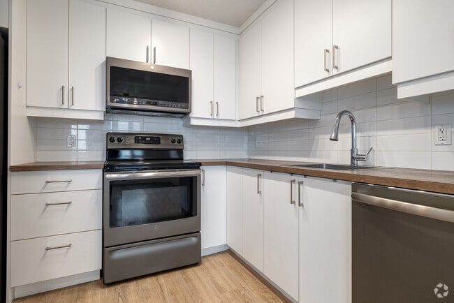 2BR, 1BA - 885SF -Kitchen - Le Sans Soucy