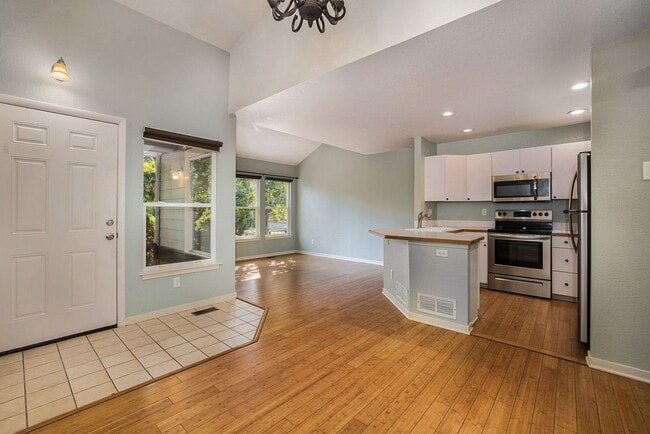 Foto del edificio - 2 bedroom, 3 bath townhome is now available. *5 MONTH LEASE WITH OPTION TO RENEW FOR 12*