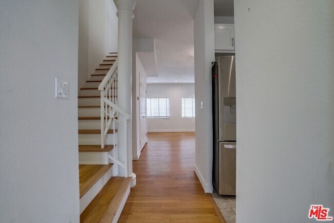 Foto del edificio - 852 N Poinsettia Pl