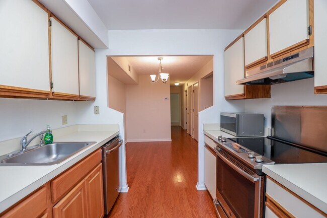 Building Photo - Comfortable 2-Bedroom Apt in Desirable Tur...
