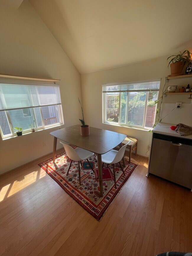 Dining area - 816 N Holland St