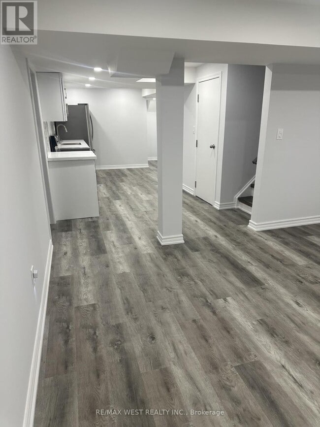 Building Photo - 7 Skelton Cres