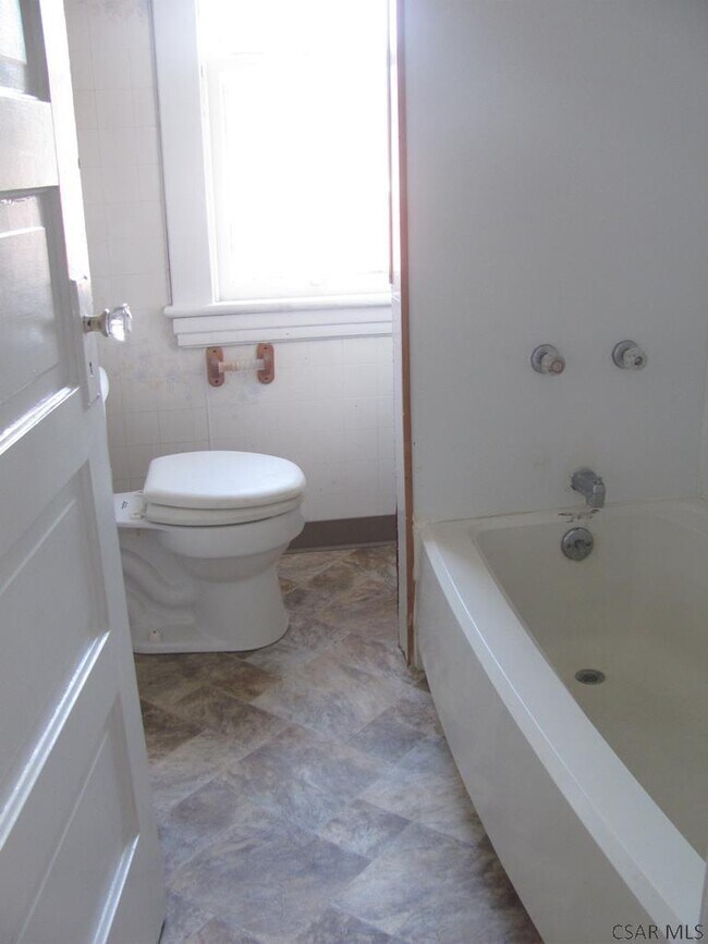 Building Photo - 525 Vickroy Ave