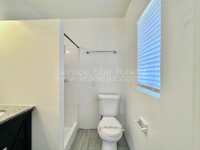 Building Photo - 1321 E Coronado Rd