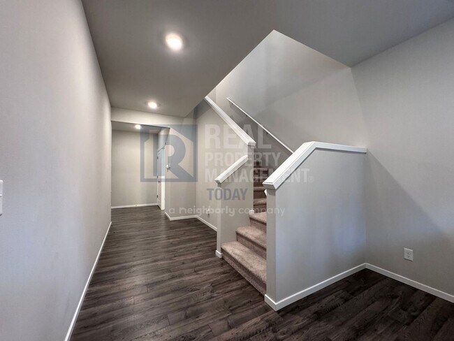 Foto del edificio - Spacious Modern 5-Bedroom Home with 3-Car ...
