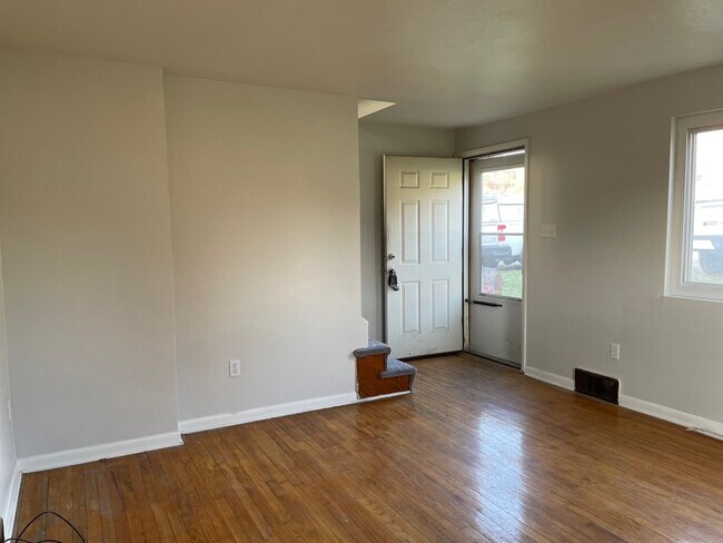 Building Photo - 537 Sandy Hill Rd