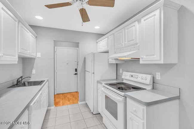 Building Photo - 25 Meadow Green Cir