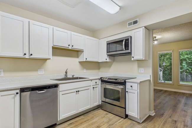 Building Photo - Charming 3-Bedroom Townhome in Sunset Woods