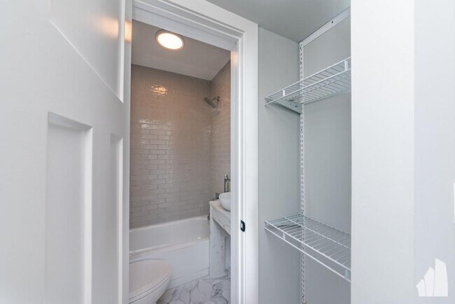 Foto del edificio - 1 bedroom in Chicago IL 60657