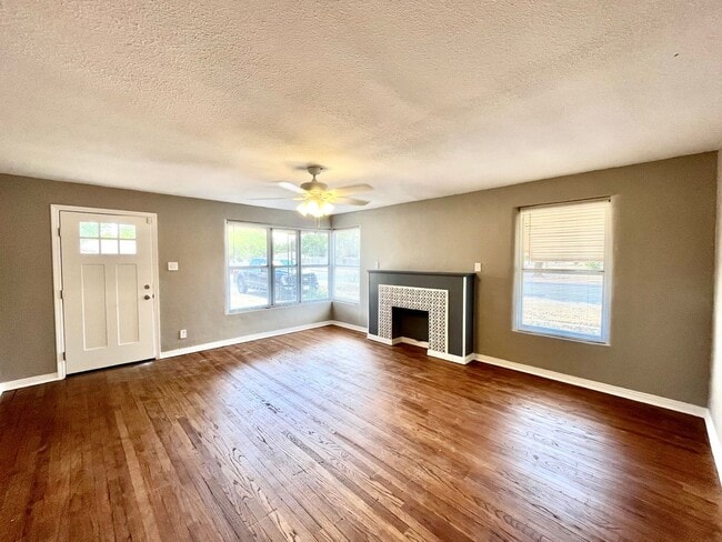 Building Photo - Pre-Leasing - 2 bed 1 bath Close to Tech!