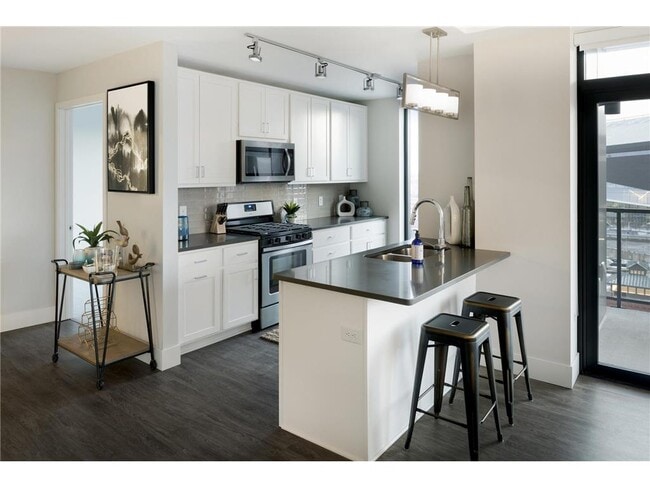 Building Photo - 212 10th Ave S