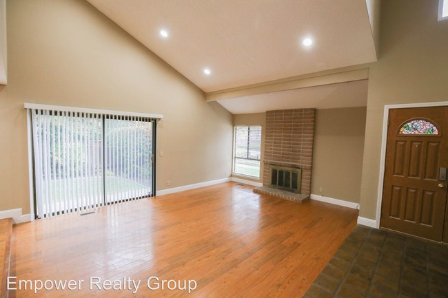 Foto del edificio - 5 br, 3 bath House - 9845 Alcosta Blvd.