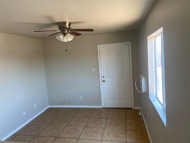 Building Photo - Move In Ready! Two Bedrooms