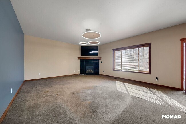 Building Photo - Stunning 3BR House with private beach acce...
