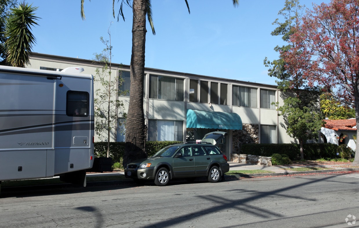 Foto del edificio - 815 Loma Ave