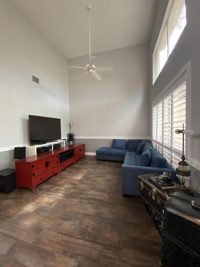 Building Photo - 1023 Siena Oaks Cir W